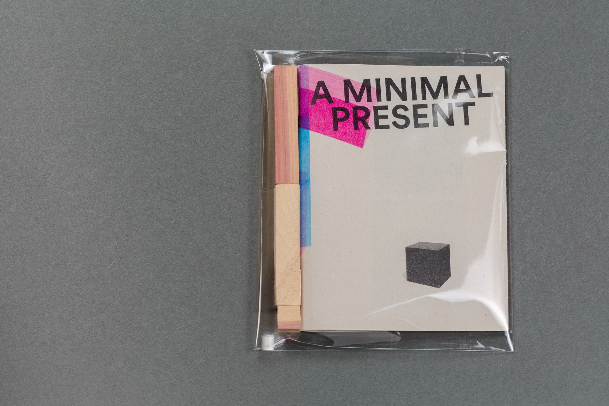 E001-a-minimal-present-book-Espacio-Press-Raul-Valverde